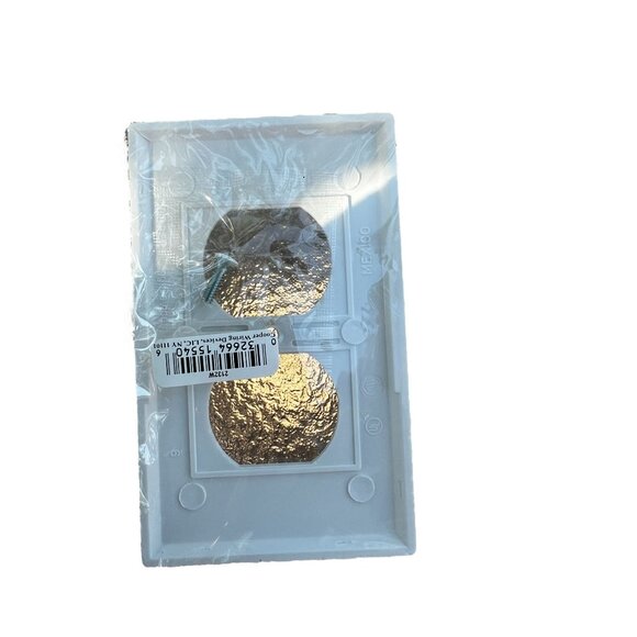 Cooper White Duplex Outlet Wall Plate Single Gang - Picture 2 of 4